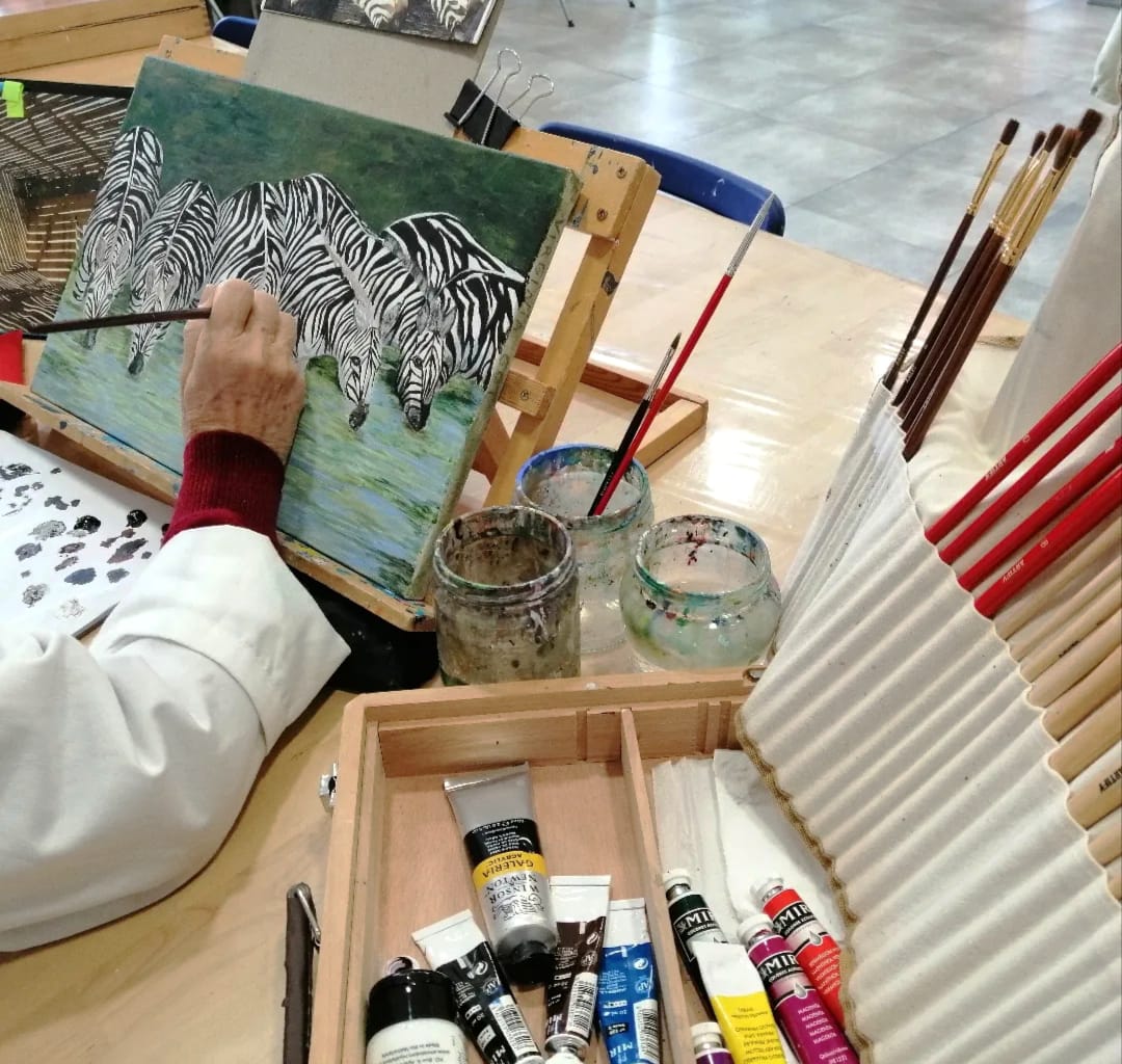 Alumna pintando cebras en acuarela