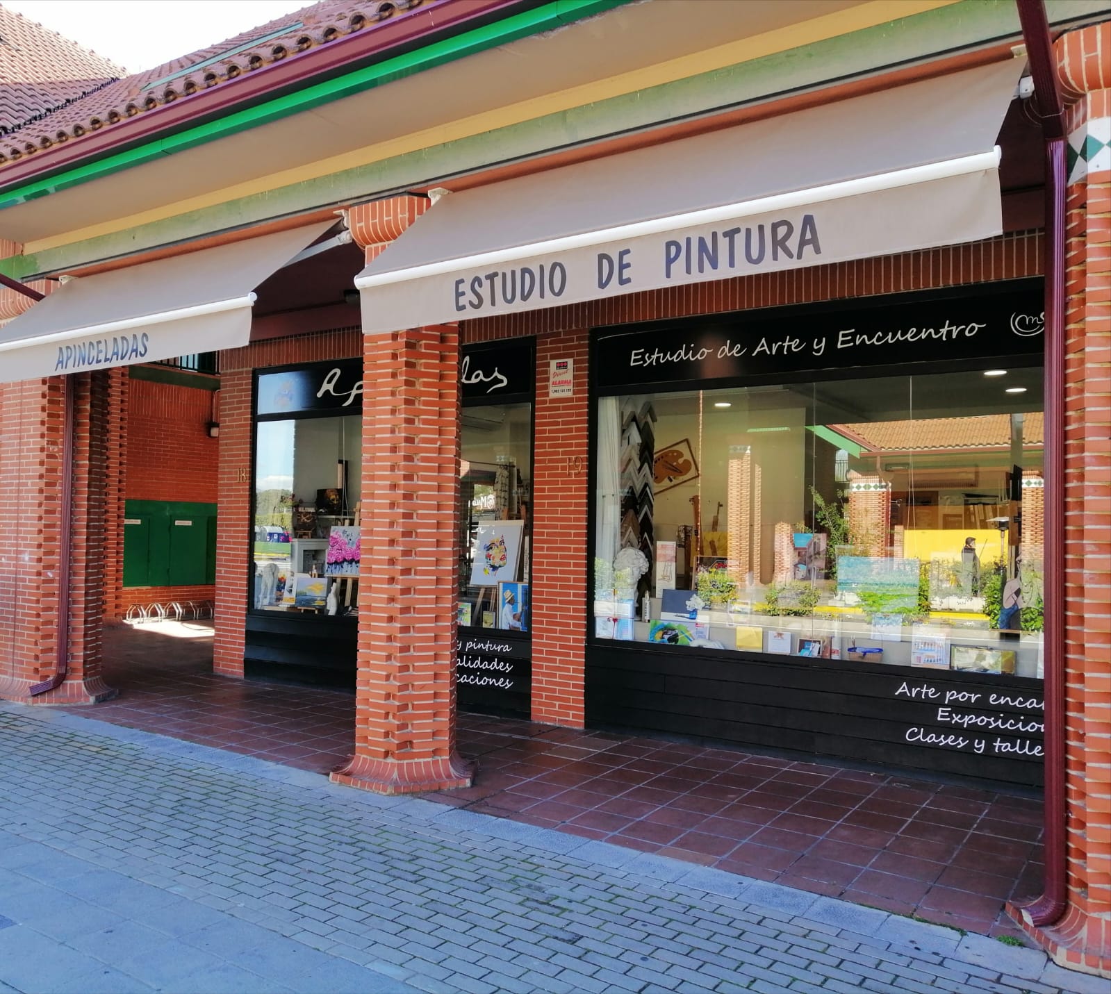 Fachada del estudio apinceladas