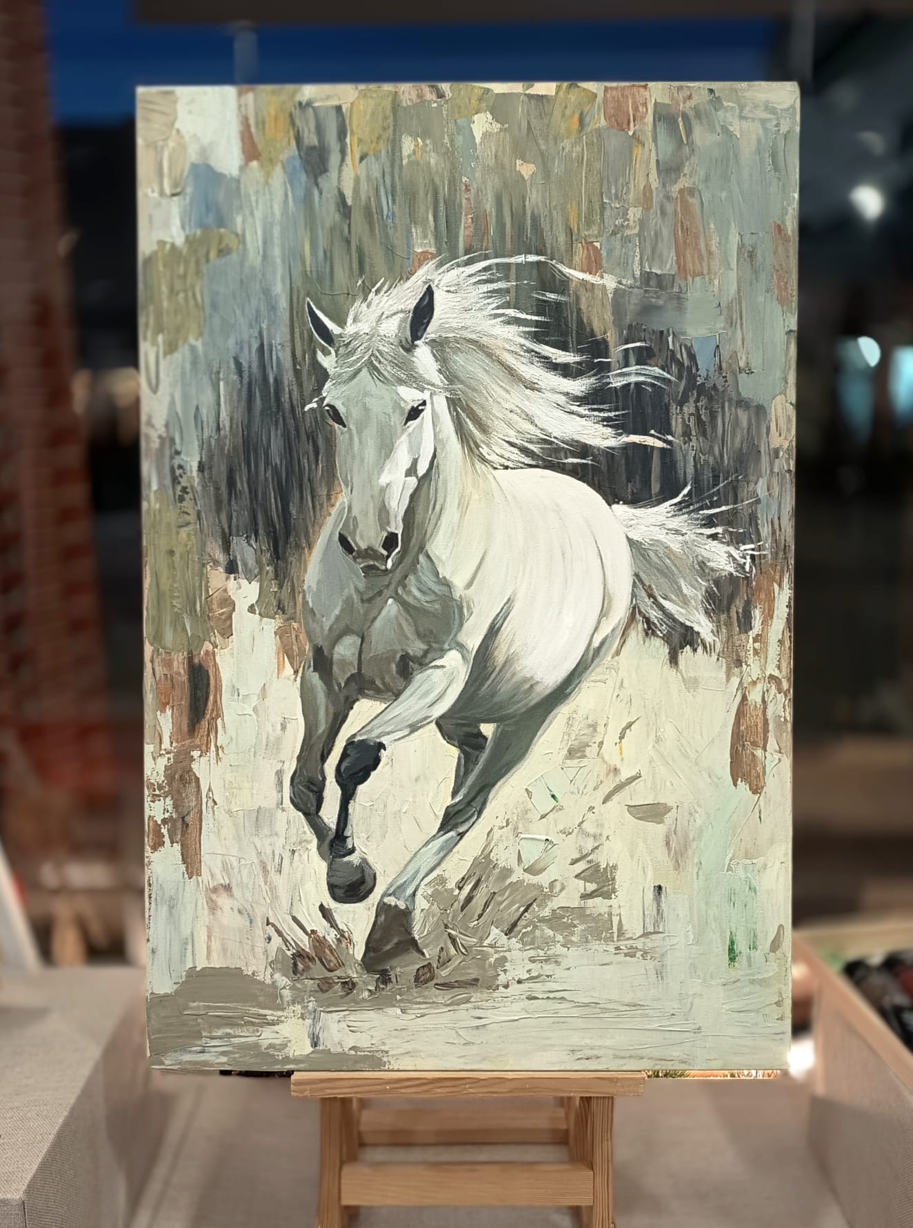 Pintura al óleo de caballo blanco al galope