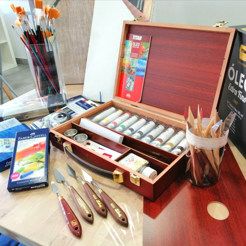 Material de bellas artes: lienzos, pinturas y pinceles